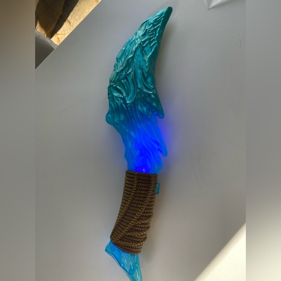 Disney Parks Na'vi Toy Light Up Knife Avatar The Way of Water Blue Crystal Knife - Picture 2 of 6